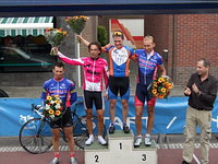 Podium met ernaast SPK winnaar Tom Linten, klik voor vergroting